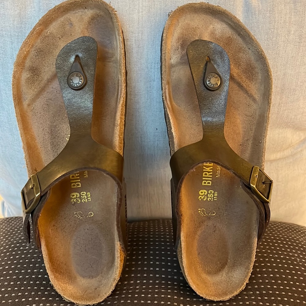 Bronze BIRKENSTOCK Gizeh sandals. Gold/copper clasp. Size 39. Hardly worn.